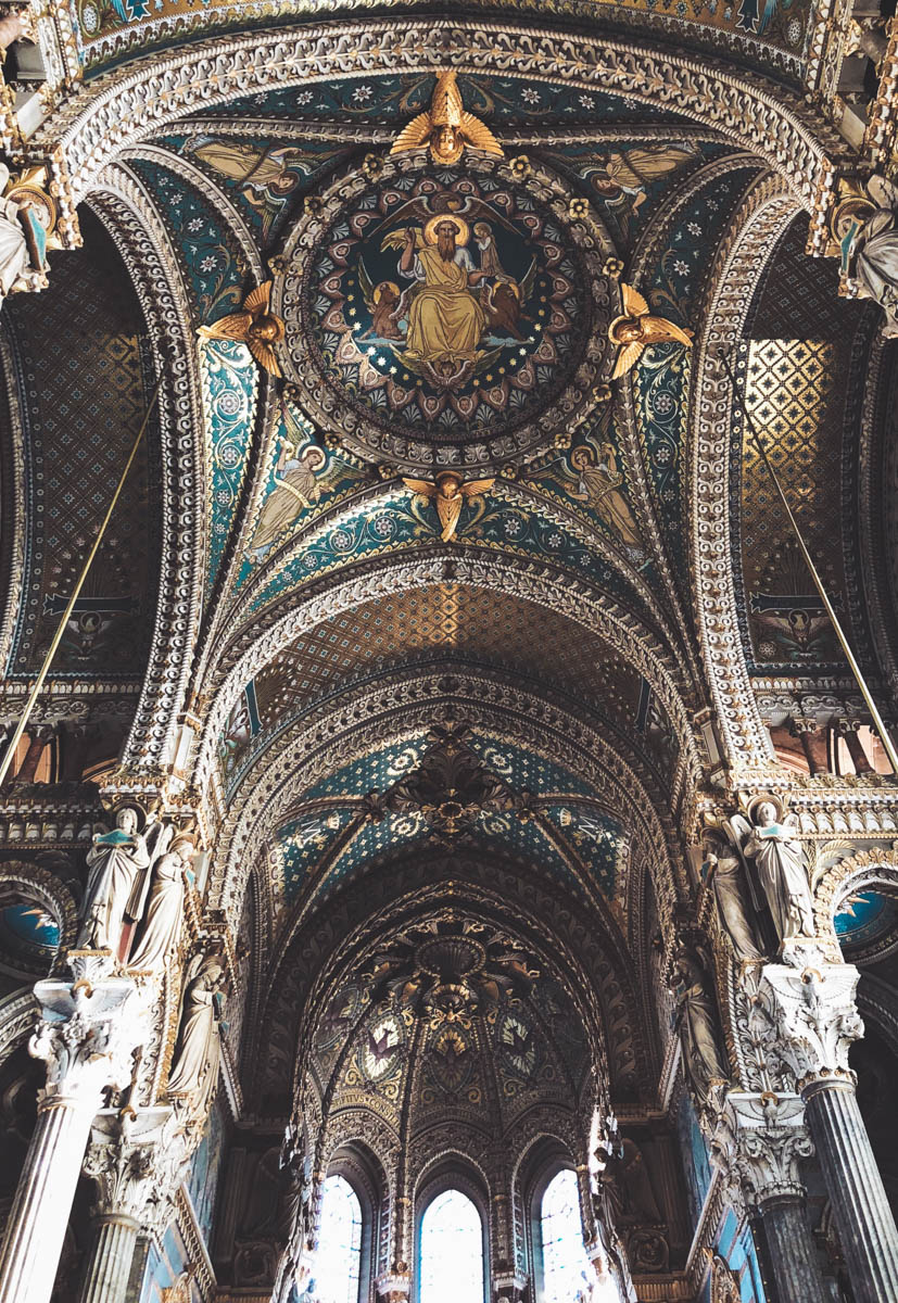 Vackra taket i Notre-Dame Basilikan i Lyon Frankrike. Taket är dekorerat med guld, mosaik, glas och vackra förgyllda detaljer.