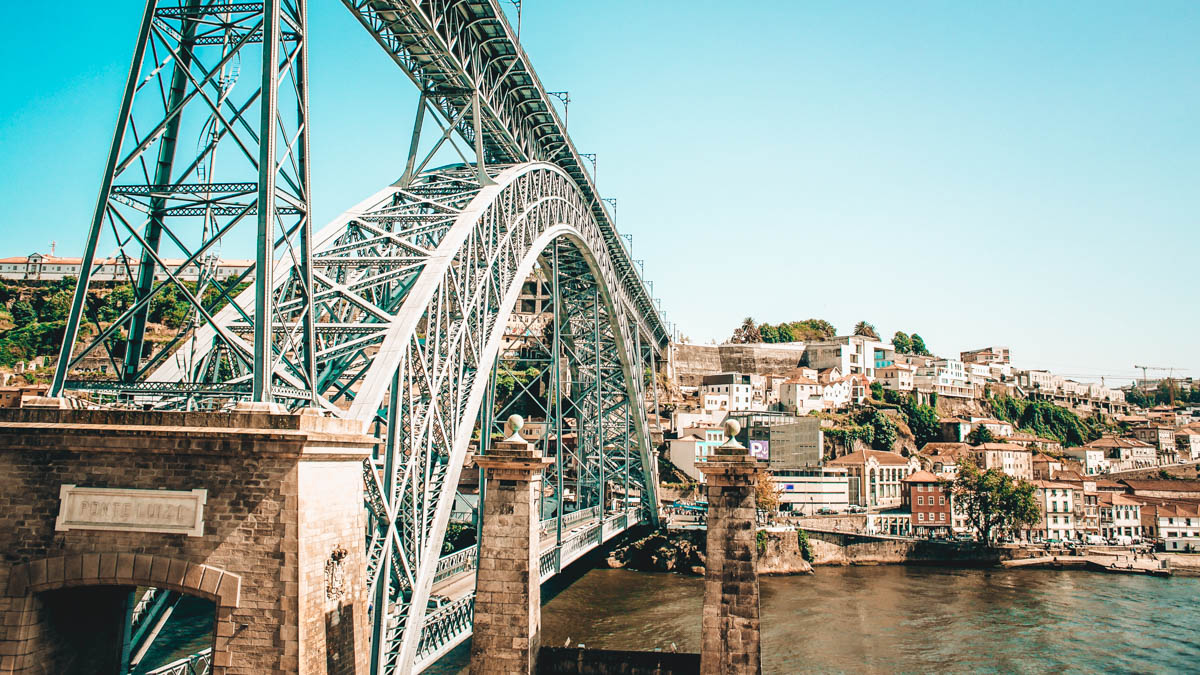 Dom Luis I-bron byggd i metall i två våningar som korsar Douro-floden från Ribeira till Vila nova de gaia i Porto Portugal
