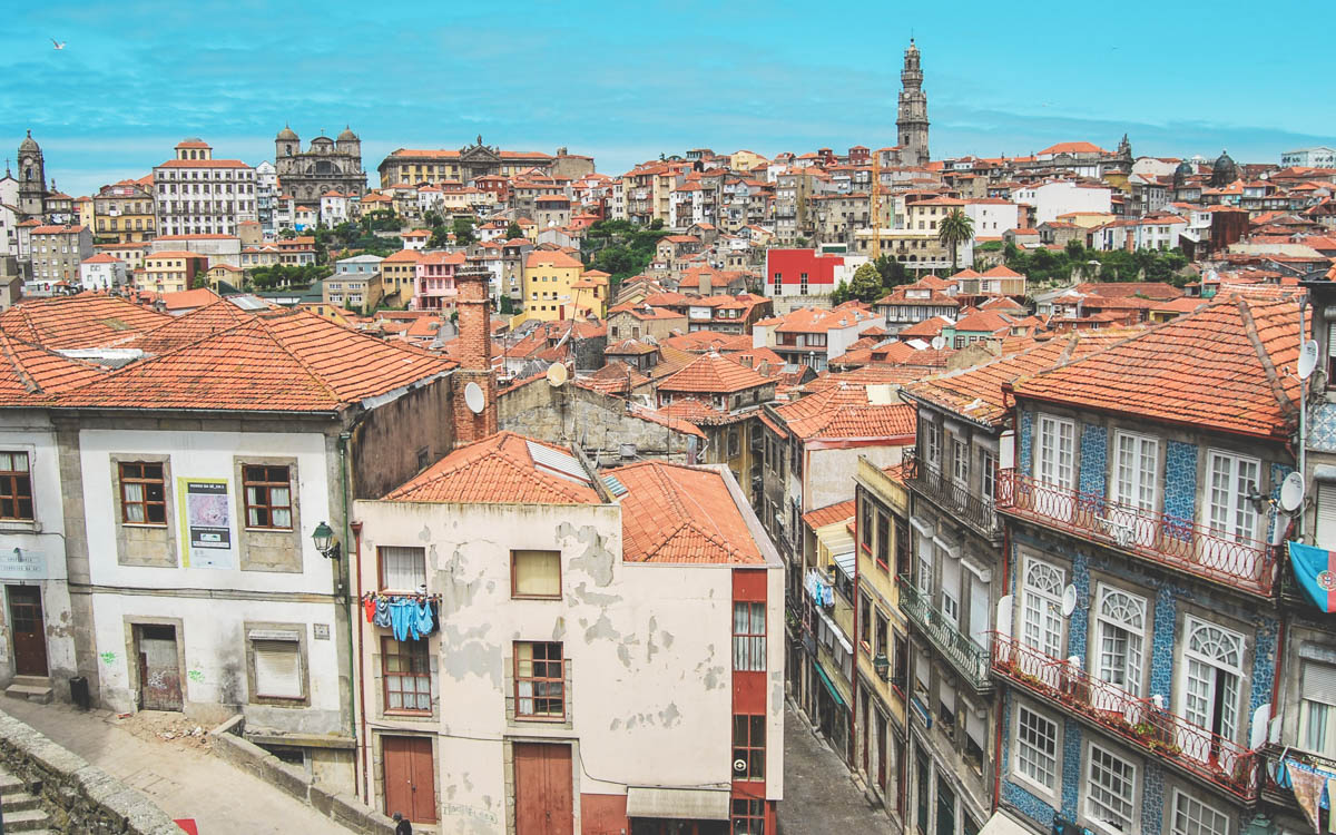 Färgglada hus och hustak i den gamla stadsdelen Ribeira i Porto i Portugal