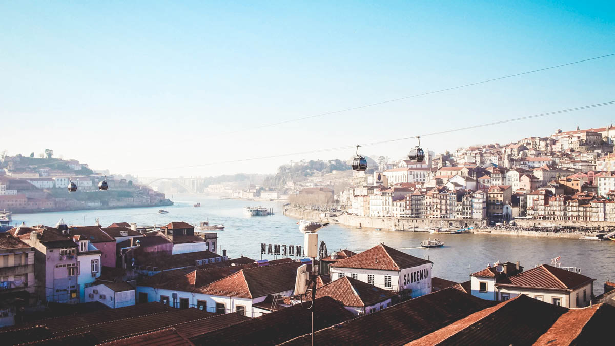 Teleferico är linbanan som tar dig över Douro-floden och kullarna till Gaia för en panoramavy över Porto i Portugal